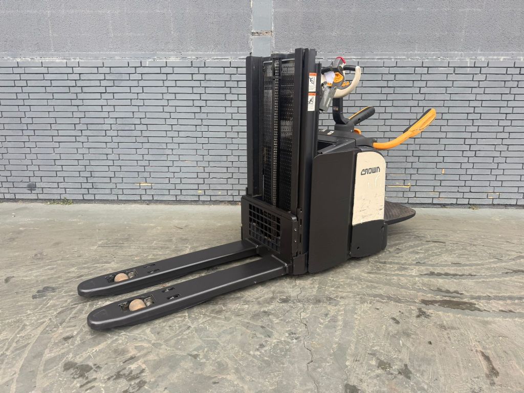 Crown DT 3040 Baujahr 2019/  Stunden 5190 Akku 2023 Hochhubwagen www.gst-logistic.com