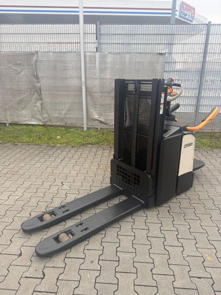 Crown DT 3040 Baujahr 2019/  Stunden 4942 Akku 2023 Hochhubwagen www.gst-logistic.com