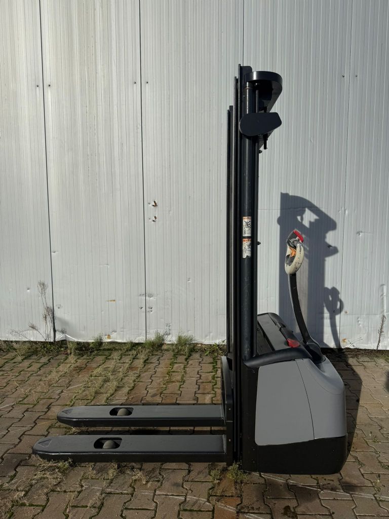 Crown WF 3000  Baujahr 2011/  HH 3300 / Akku 2024 Hochhubwagen www.gst-logistic.com