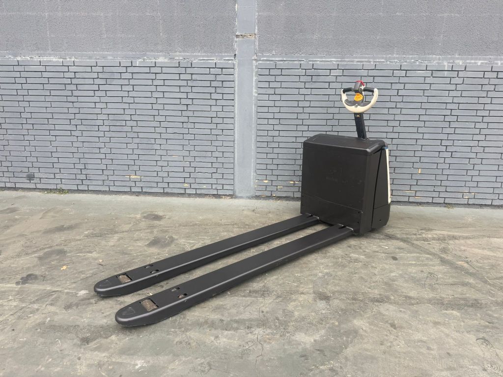 Crown WP 3020 Baujahr 2015/Std. 1955 Gabellänge 2000 Niederhubwagen www.gst-logistic.com Crown WP 3020 Baujahr 2015/Std. 1955 Gabellänge 2000 Niederhubwagen www.gst-logistic.com