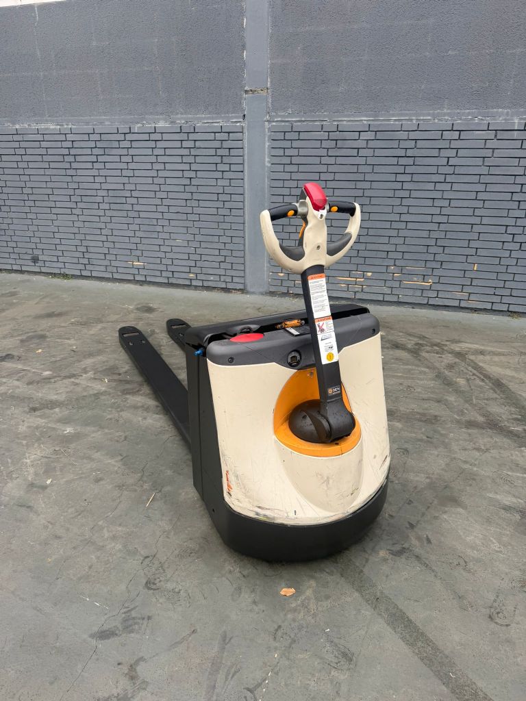 Crown WP 3020 Baujahr 2015/Std. 1955 Gabellänge 2000 Niederhubwagen www.gst-logistic.com Crown WP 3020 Baujahr 2015/Std. 1955 Gabellänge 2000 Niederhubwagen www.gst-logistic.com