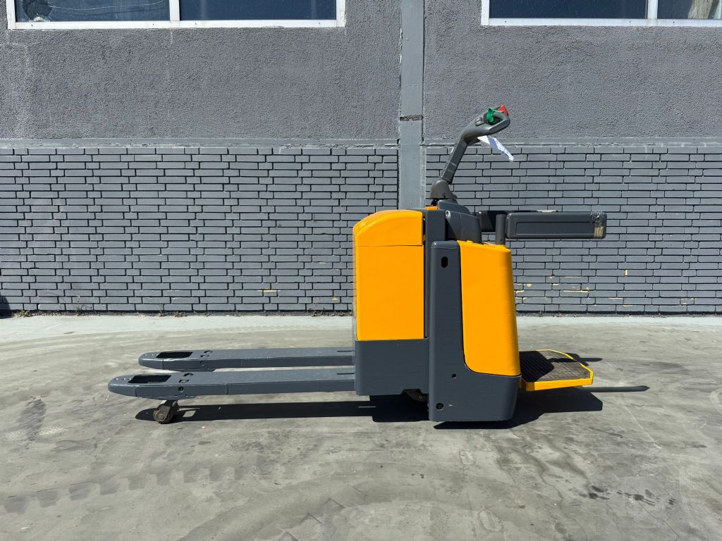 Jungheinrich ERE 220 Baujahr 2004 Akku 2017 Stunden 11330 Niederhubkommissionierer www.gst-logistic.com Jungheinrich ERE 220 Baujahr 2004 Akku 2017 Stunden 11330 Niederhubkommissionierer www.gst-logistic.com