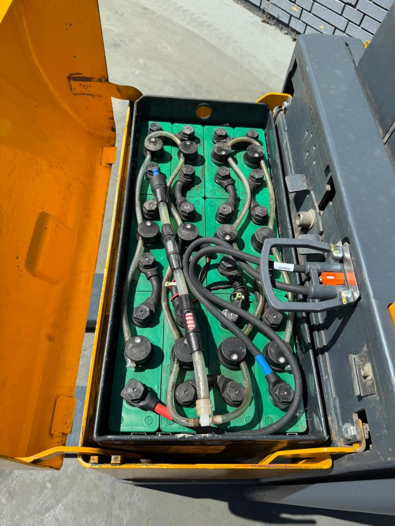 Jungheinrich ERE 220 Baujahr 2004 Akku 2017 Stunden 11330 Niederhubkommissionierer www.gst-logistic.com Jungheinrich ERE 220 Baujahr 2004 Akku 2017 Stunden 11330 Niederhubkommissionierer www.gst-logistic.com