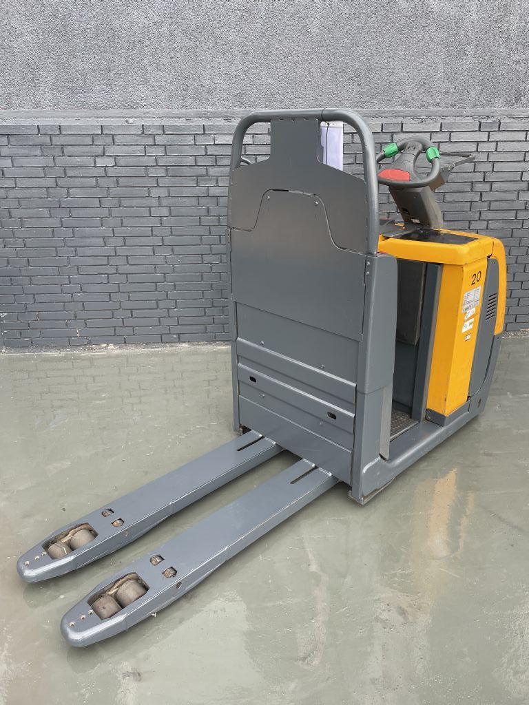 Jungheinrich ECE 220 Baujahr 2007 Stunden 8038 / Akku 2016 Niederhubkommissionierer www.gst-logistic.com Jungheinrich ECE 220 Baujahr 2007 Stunden 8038 / Akku 2016 Niederhubkommissionierer www.gst-logistic.com