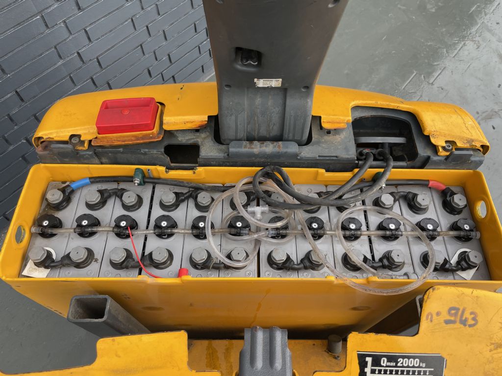 Jungheinrich ECE 220 Baujahr 2007 Stunden 8038 / Akku 2016 Niederhubkommissionierer www.gst-logistic.com Jungheinrich ECE 220 Baujahr 2007 Stunden 8038 / Akku 2016 Niederhubkommissionierer www.gst-logistic.com