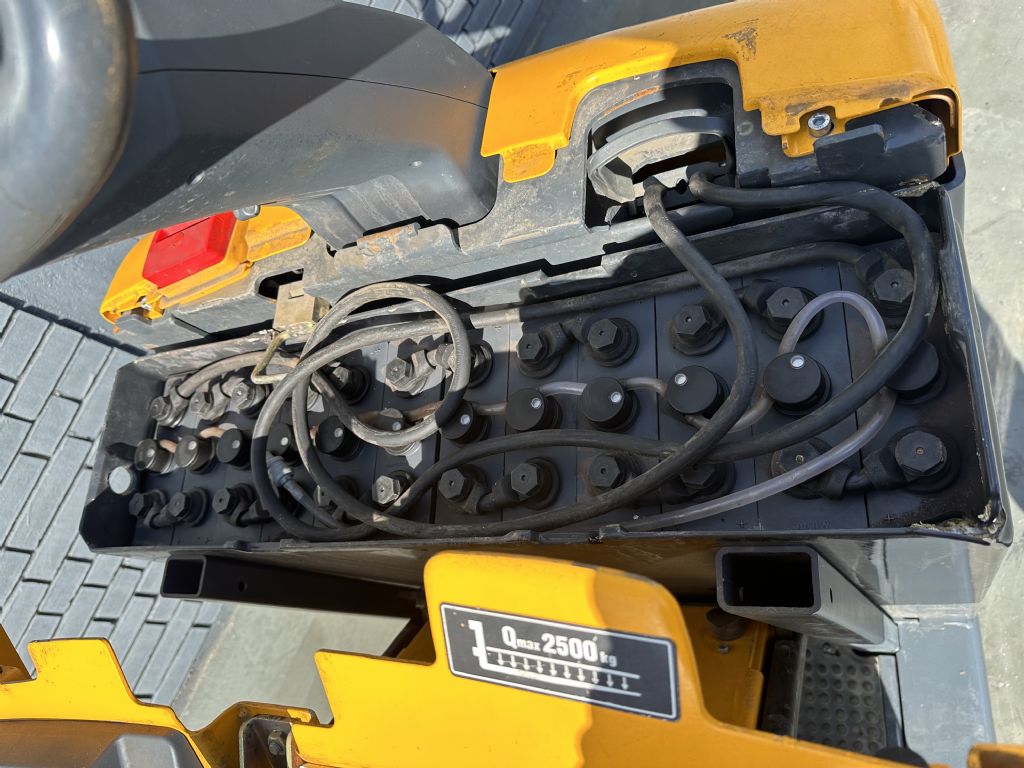 Jungheinrich ECE 225 Baujahr 2011 Stunden 8273 Akku 2016 Niederhubkommissionierer www.gst-logistic.com Jungheinrich ECE 225 Baujahr 2011 Stunden 8273 Akku 2016 Niederhubkommissionierer www.gst-logistic.com