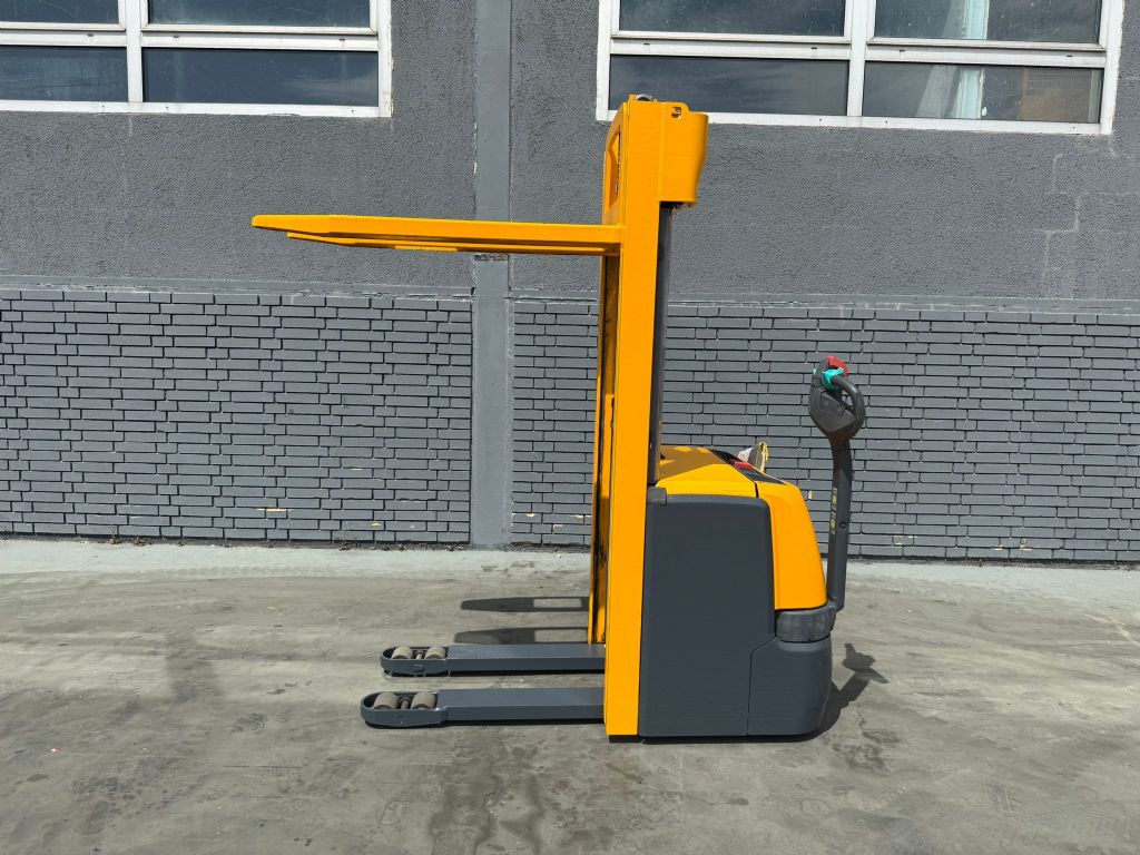 Jungheinrich EJC 212 Baujahr 2015 / Akku 2022 Ladegert Integriert Hochhubwagen www.gst-logistic.com