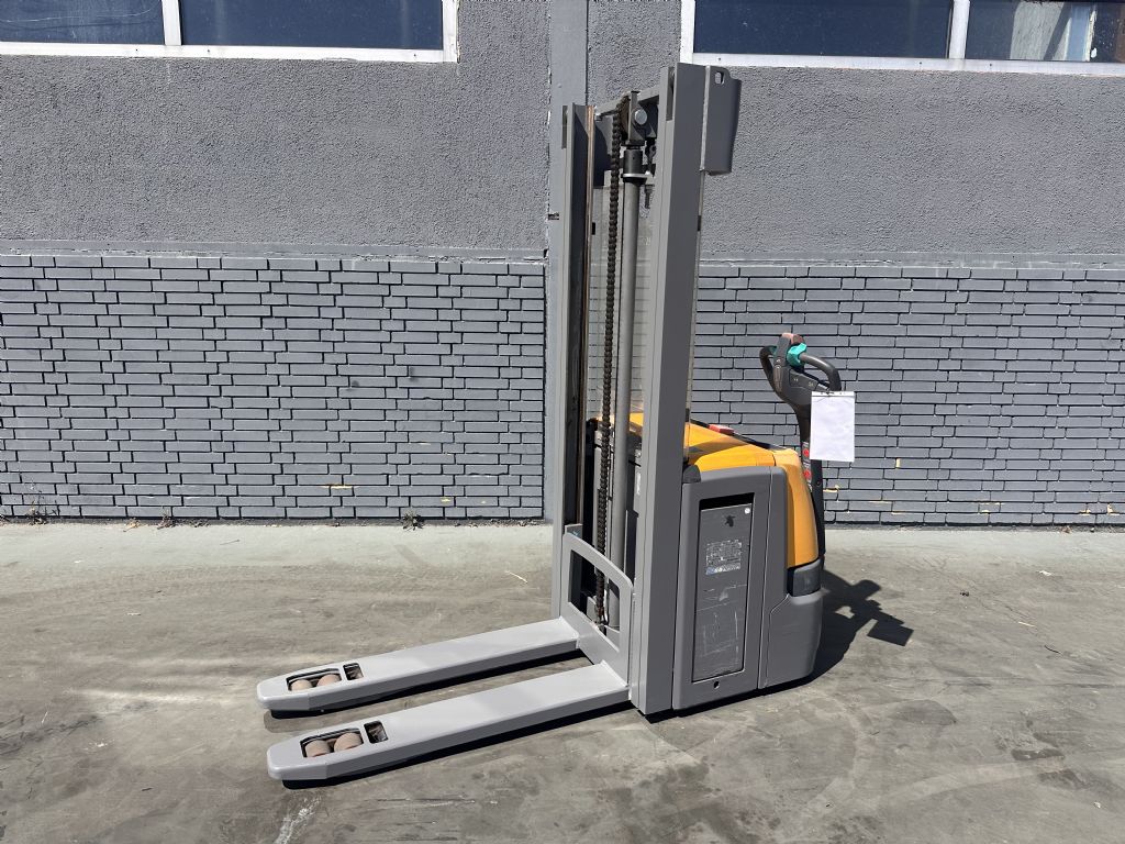 Jungheinrich EJC 212z Baujahr 2016  / Initialhub / Nur 314 Stunden High Lift stacker www.gst-logistic.com