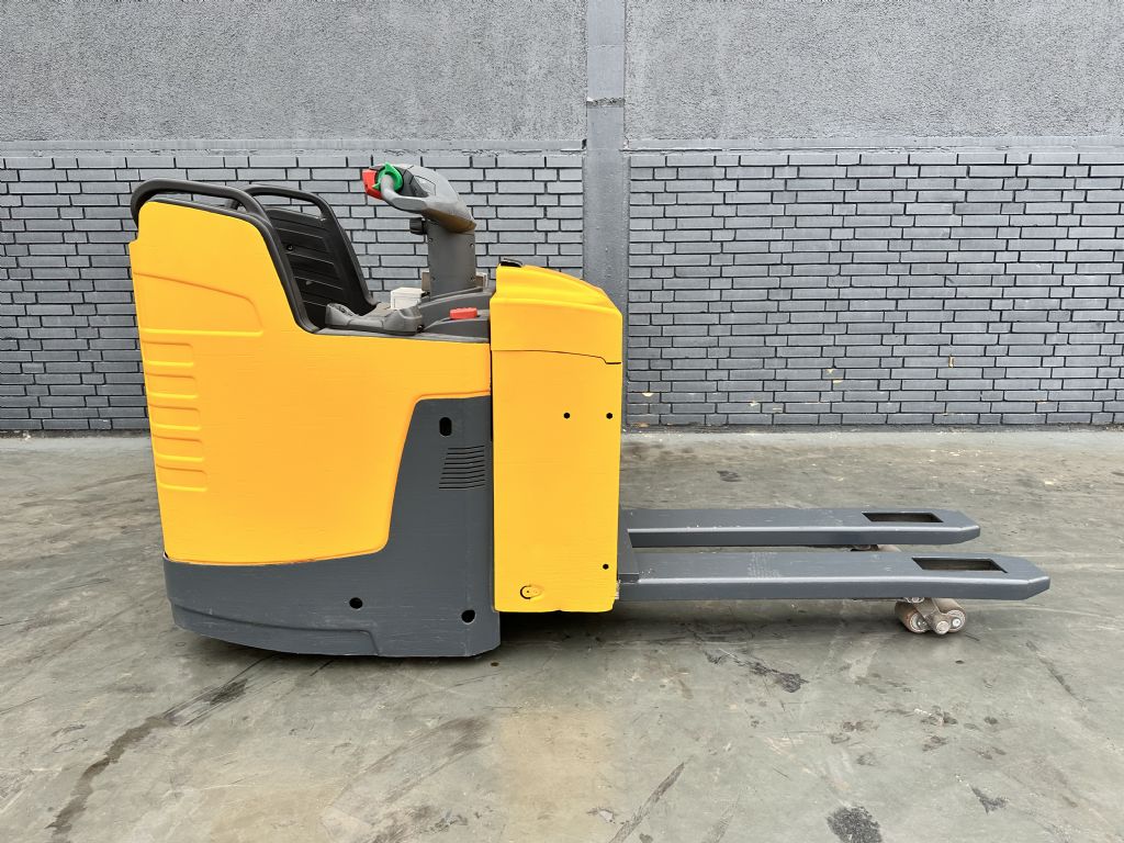 Jungheinrich ERE 225 Baujahr 2013 Stunden 7735 Akku 2019 Niederhubkommissionierer www.gst-logistic.com Jungheinrich ERE 225 Baujahr 2013 Stunden 7735 Akku 2019 Niederhubkommissionierer www.gst-logistic.com