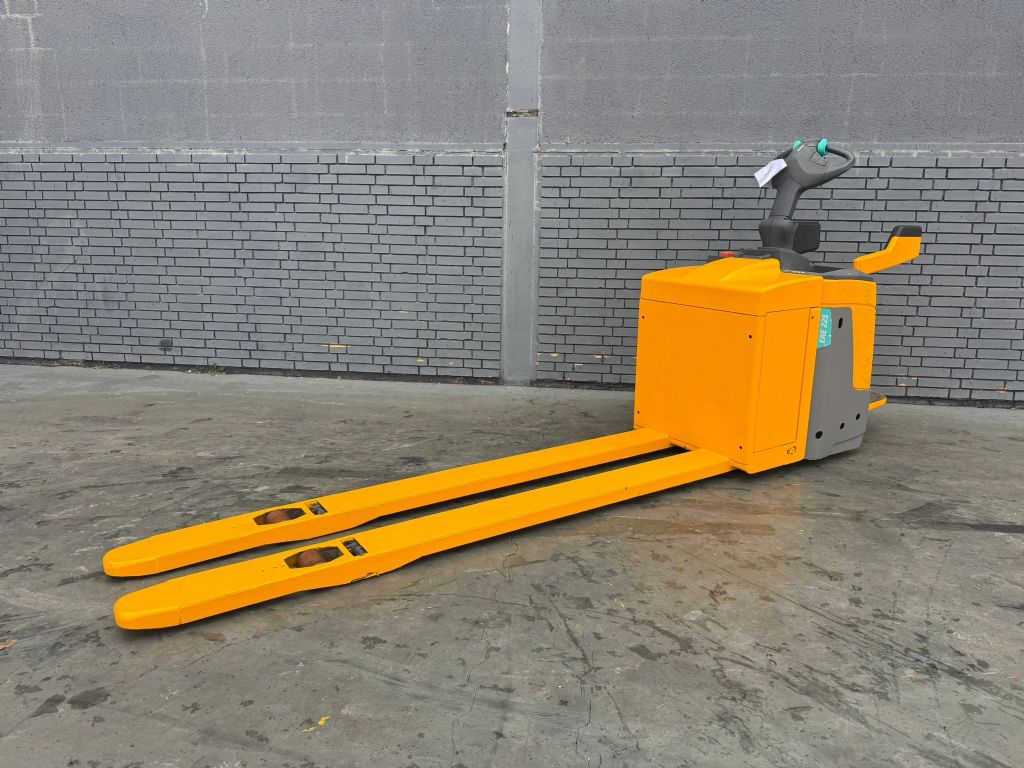 Jungheinrich ERE 225 Baujahr 2016 Akku 2020 Gabell�nge 2400 Niederhubkommissionierer www.gst-logistic.com