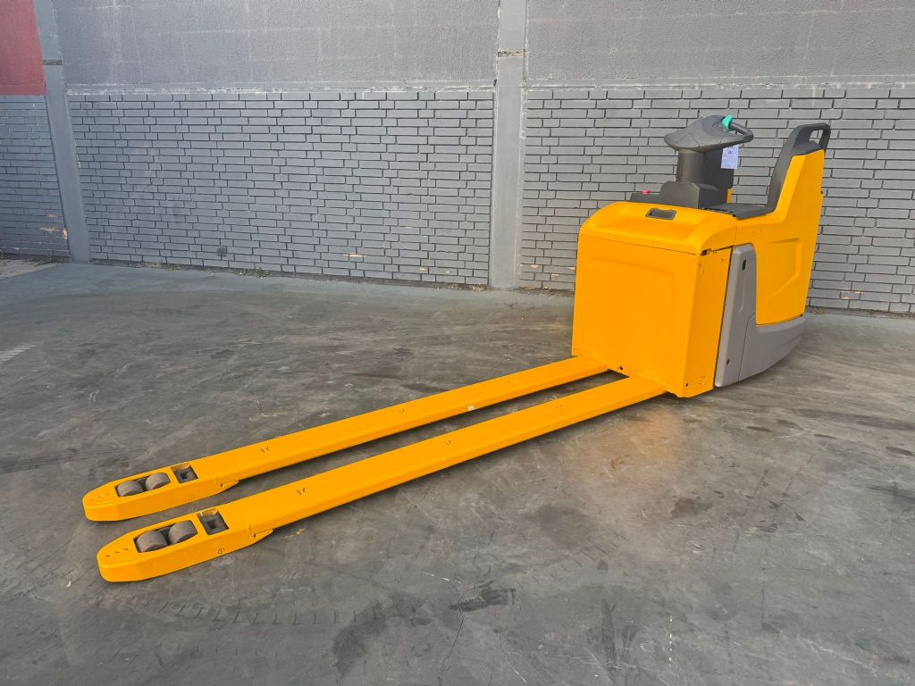 Jungheinrich ERE 120 Baujahr 2020 Akku 2021 Gabell�nge 2400 Niederhubkommissionierer www.gst-logistic.com