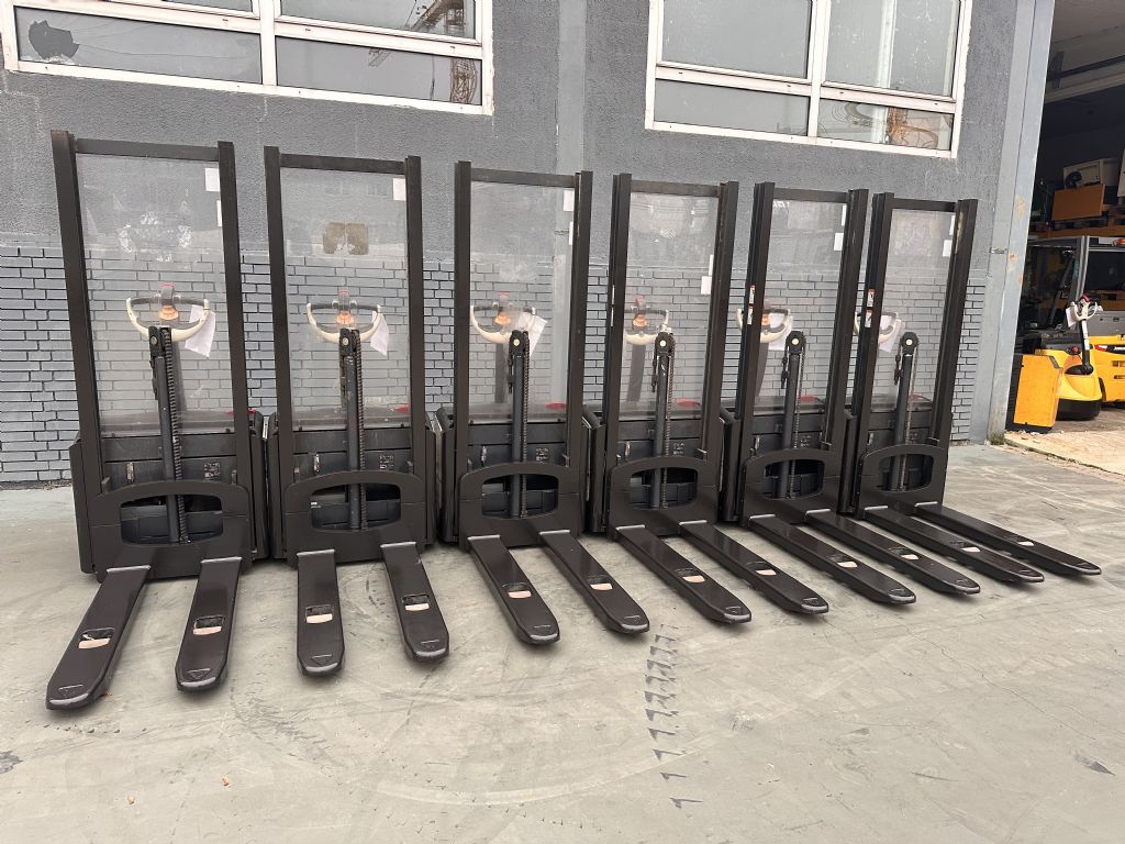 Crown WF 3000 / Aktion Preis 1.500 /Baujahr 2010 -12/ HH 1,5M Hochhubwagen www.gst-logistic.com