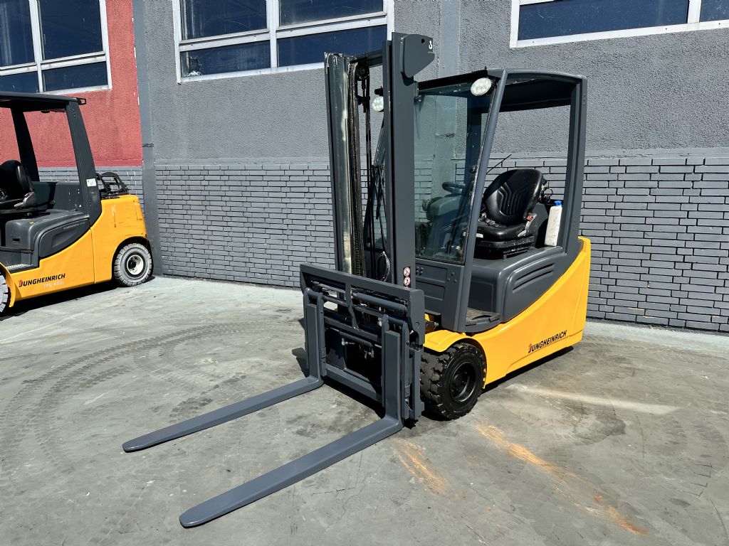 Jungheinrich EFG 220 Baujahr 2011/ Stunden  2406 Akku 2011 Elektro 3 Rad-Stapler www.gst-logistic.com