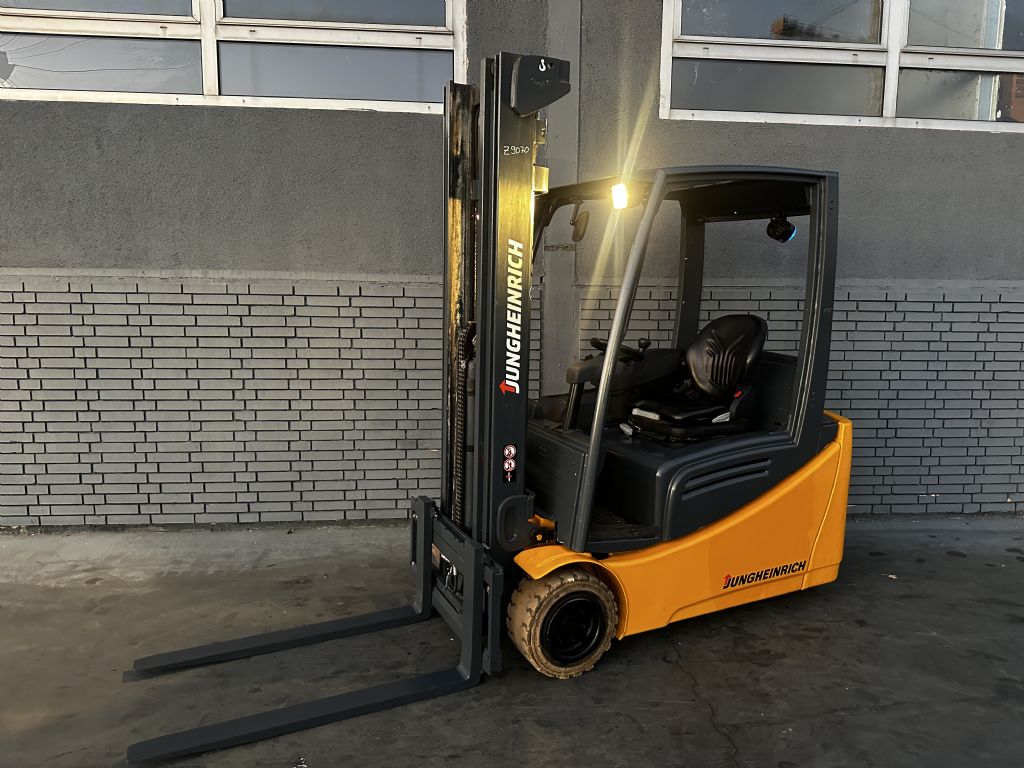 Jungheinrich EFG 220 Baujahr 2013/ Stunden 11885/ TRIPLEX 5,5M / Akku 2015 Elektro 3 Rad-Stapler www.gst-logistic.com