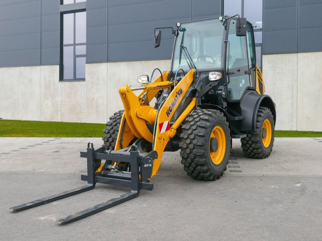 Komatsu WA80M-8E0 Radlader www.hanselmann.de