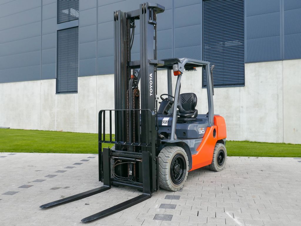 Toyota 02-8FDF30 Dieselstapler www.hanselmann.de