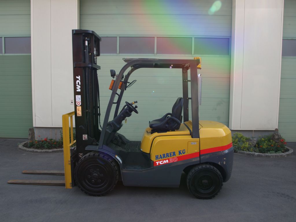 TCM FHD30 T3 Dieselstapler www.gabelstaplerservice.at TCM FHD30 T3 Dieselstapler www.gabelstaplerservice.at