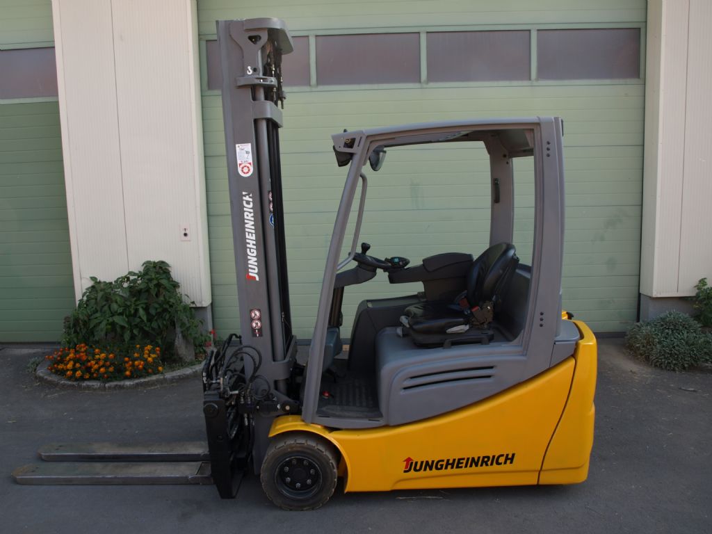 Jungheinrich EFG 220 Elektro 3 Rad-Stapler www.gabelstaplerservice.at Jungheinrich EFG 220 Elektro 3 Rad-Stapler www.gabelstaplerservice.at