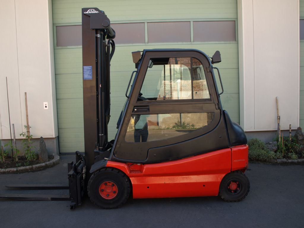 Linde E25-02 Elektro 4 Rad-Stapler www.gabelstaplerservice.at Linde E25-02 Elektro 4 Rad-Stapler www.gabelstaplerservice.at