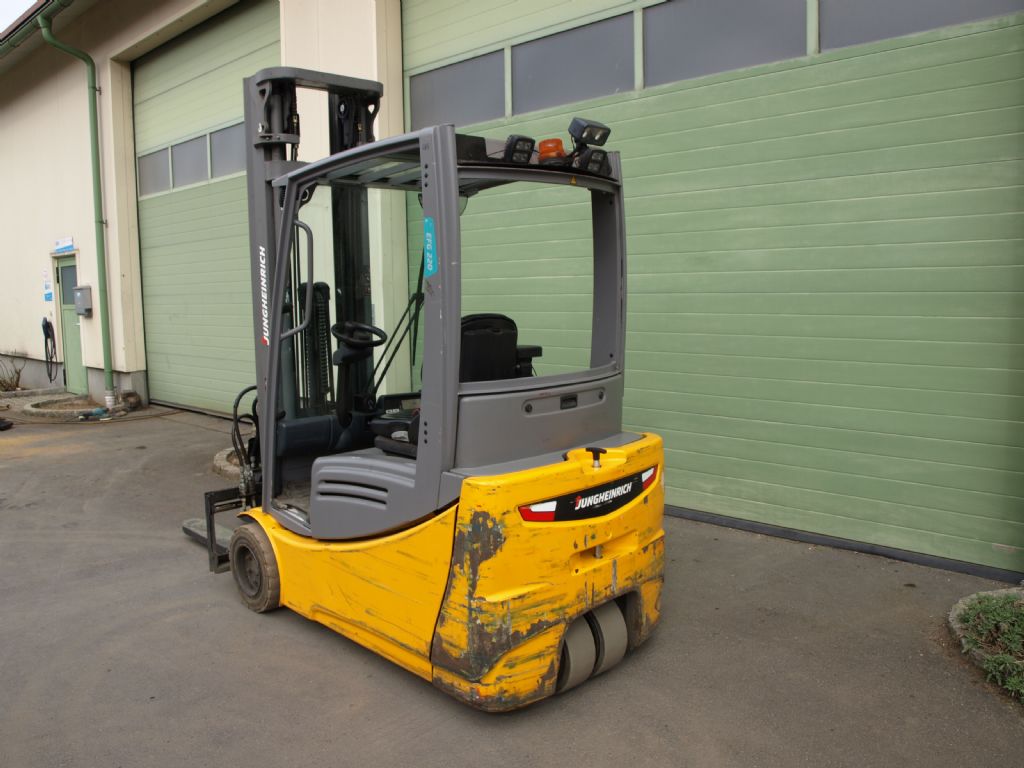 Jungheinrich EFG 220 Elektro 3 Rad-Stapler www.gabelstaplerservice.at Jungheinrich EFG 220 Elektro 3 Rad-Stapler www.gabelstaplerservice.at