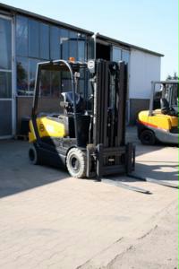 OM XE 30 ac Elektro 4 Rad-Stapler www.gabelstapler-heckert.de