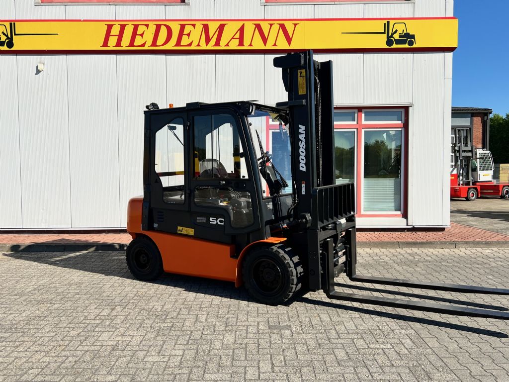 Doosan B50X-5 Vollkabine Elektro 4 Rad-Stapler www.hedemann-stapler.de