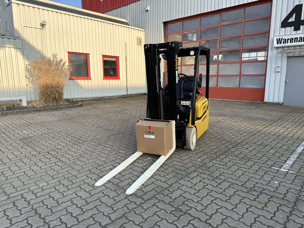 Yale-ERP16VTSWB-Elektro 3 Rad-Stapler-www.herbst-gabelstapler.de Yale-ERP16VTSWB-Elektro 3 Rad-Stapler-www.herbst-gabelstapler.de