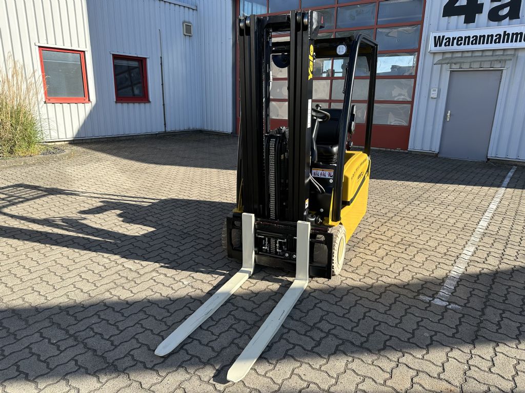 Yale-ERP20VTLWB-Elektro 3 Rad-Stapler-www.herbst-gabelstapler.de Yale-ERP20VTLWB-Elektro 3 Rad-Stapler-www.herbst-gabelstapler.de