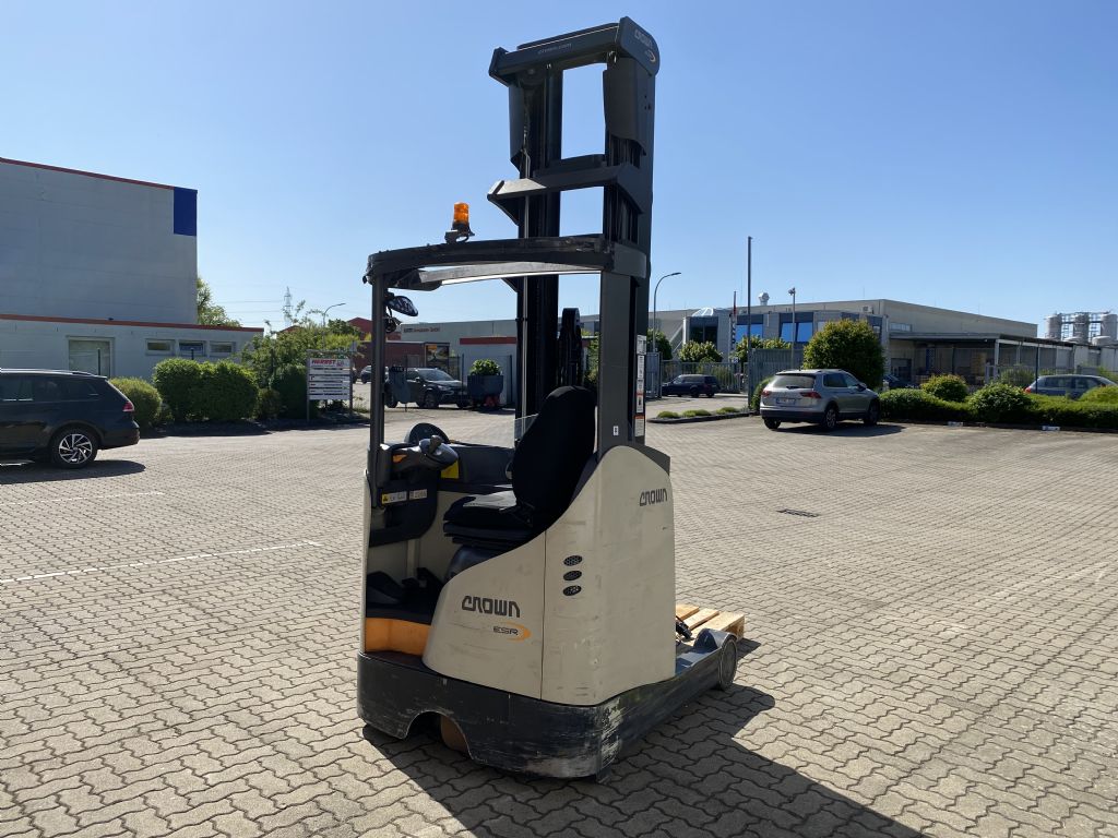 Crown-ESR 5240-14 OPT 2-Schubmaststapler-www.herbst-gabelstapler.de Crown-ESR 5240-14 OPT 2-Schubmaststapler-www.herbst-gabelstapler.de