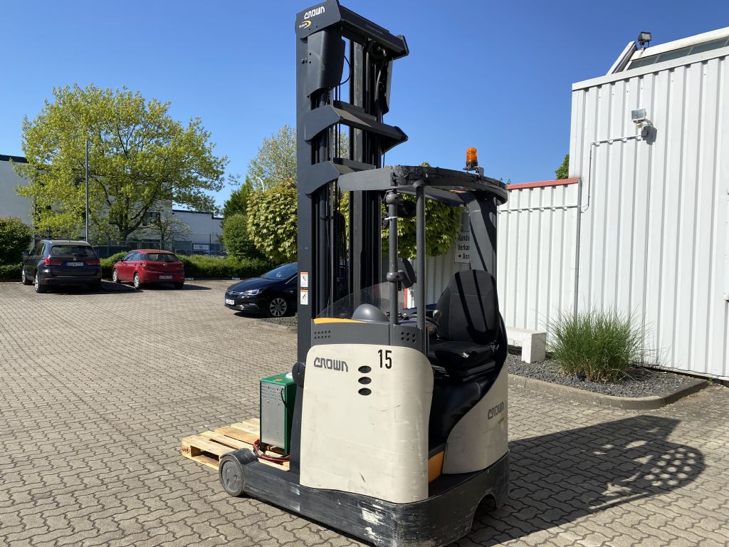 Crown-ESR 5240-14 OPT 2-Schubmaststapler-www.herbst-gabelstapler.de Crown-ESR 5240-14 OPT 2-Schubmaststapler-www.herbst-gabelstapler.de