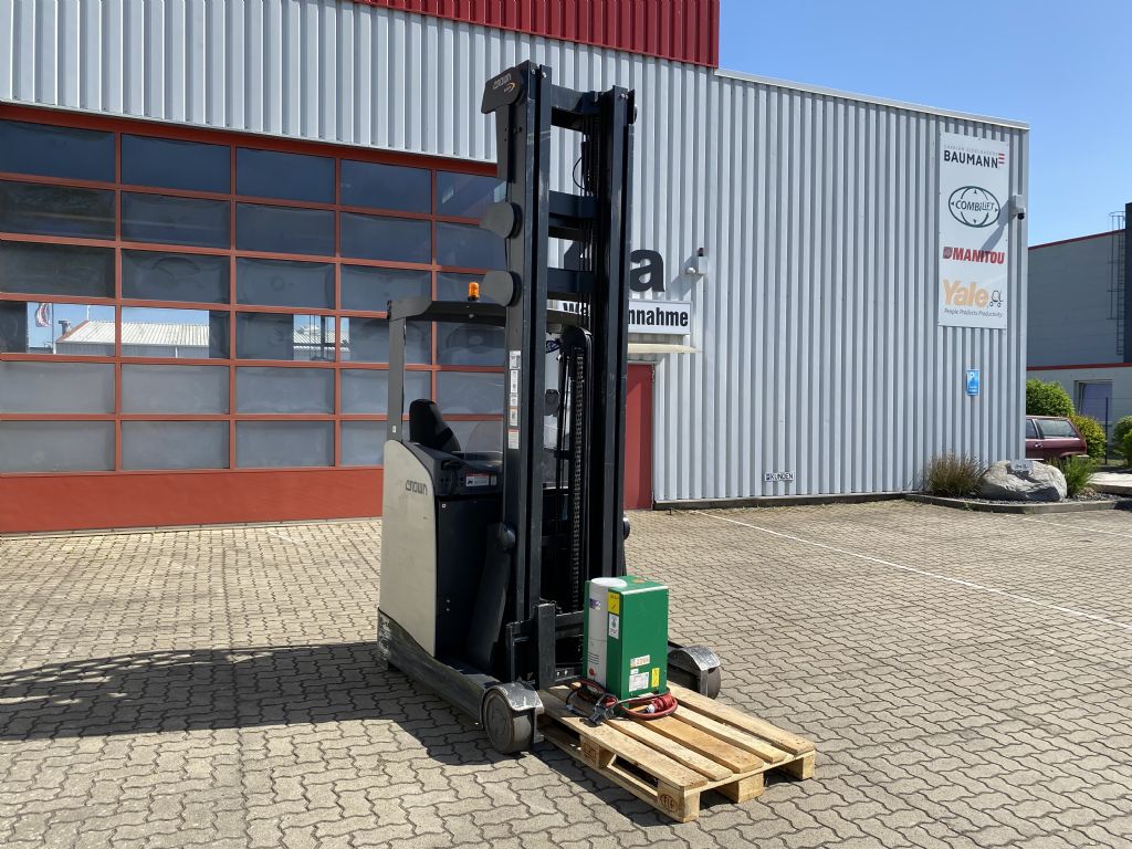 Crown-ESR 5240-14 OPT 2-Schubmaststapler-www.herbst-gabelstapler.de Crown-ESR 5240-14 OPT 2-Schubmaststapler-www.herbst-gabelstapler.de