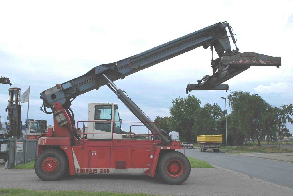 Empty Container Reachstacker-CVS Ferrari-F258.6