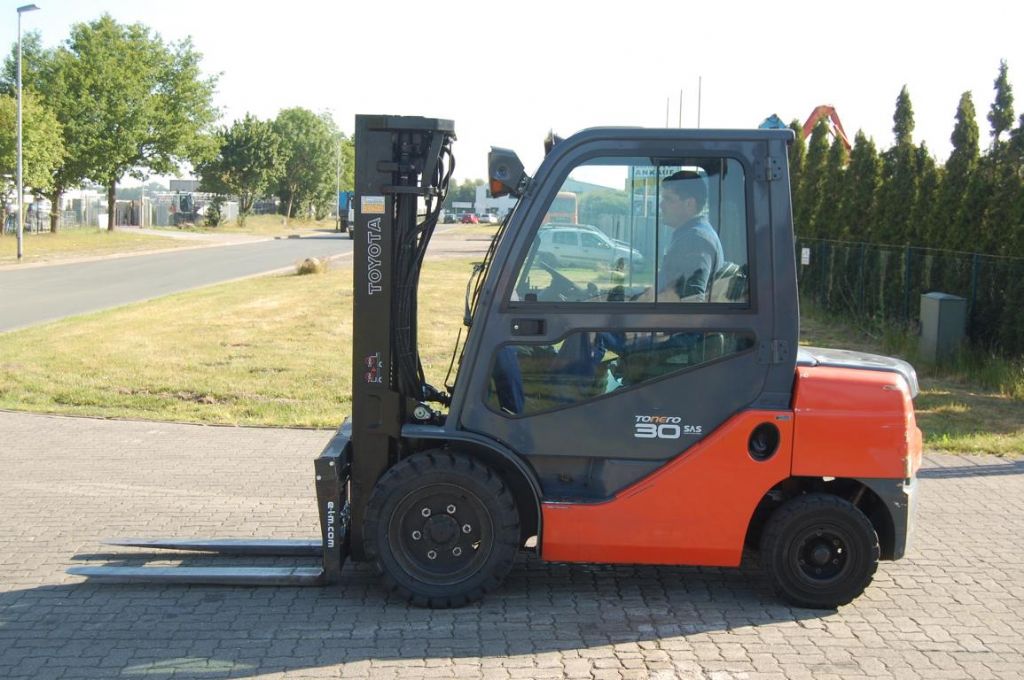 Toyota 02-8FDF30 Dieselstapler www.hinrichs-forklifts.com