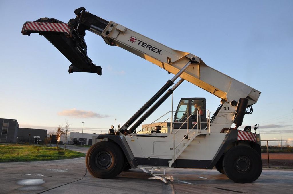 Reach-Stacker portacontenedores lleno-Terex-CS45KM