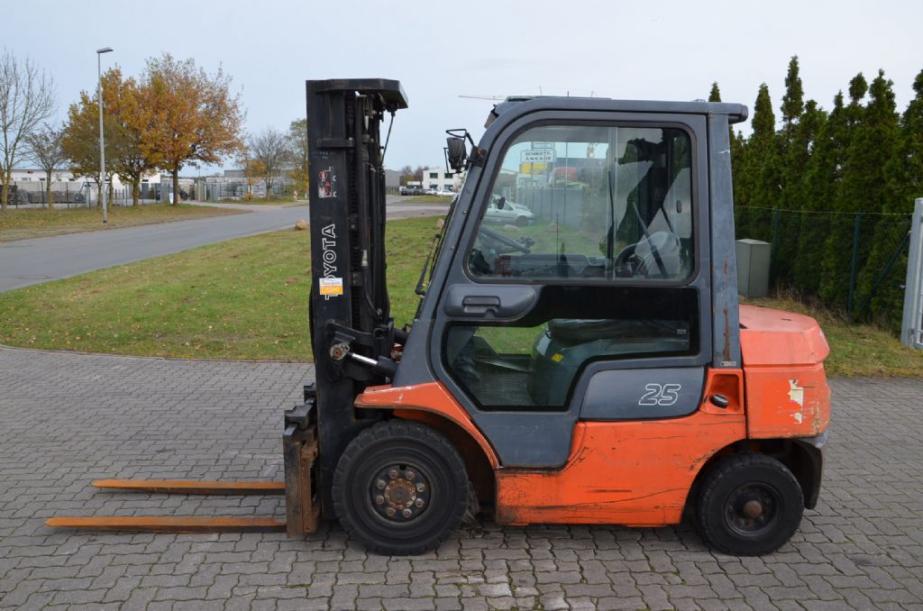 Toyota 7FD25 Frontale Diesel  www.hinrichs-forklifts.com