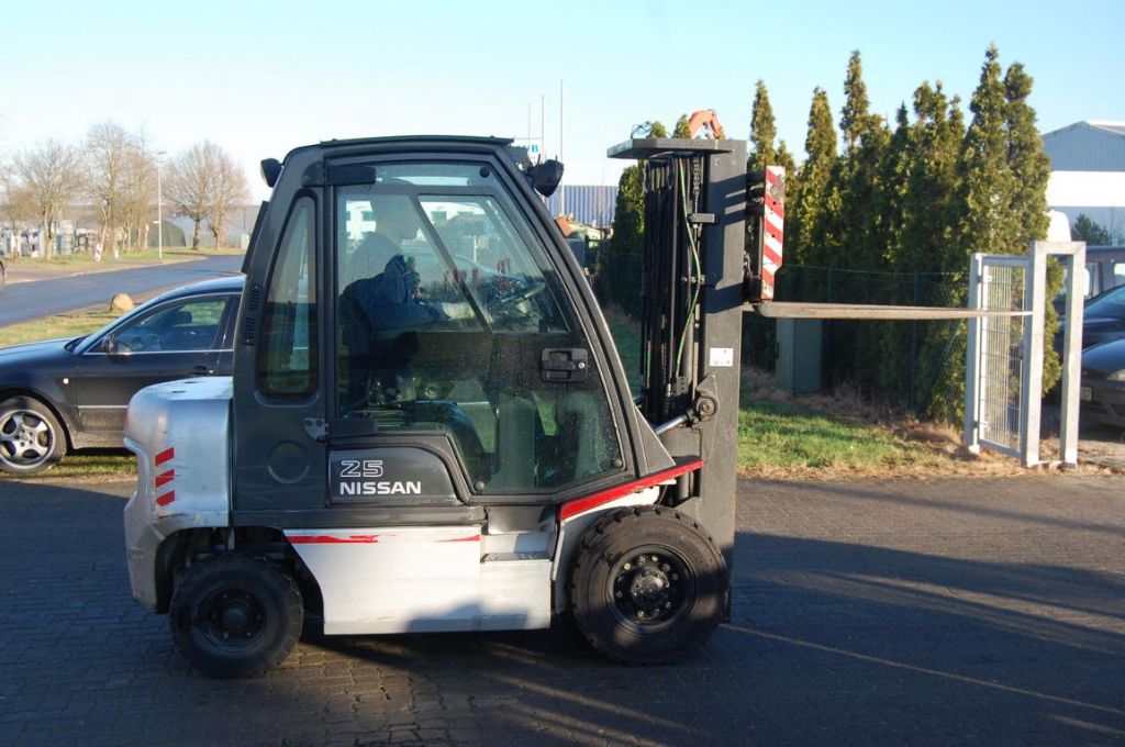 Nissan FD02A250 Diesel Forklift www.hinrichs-forklifts.com