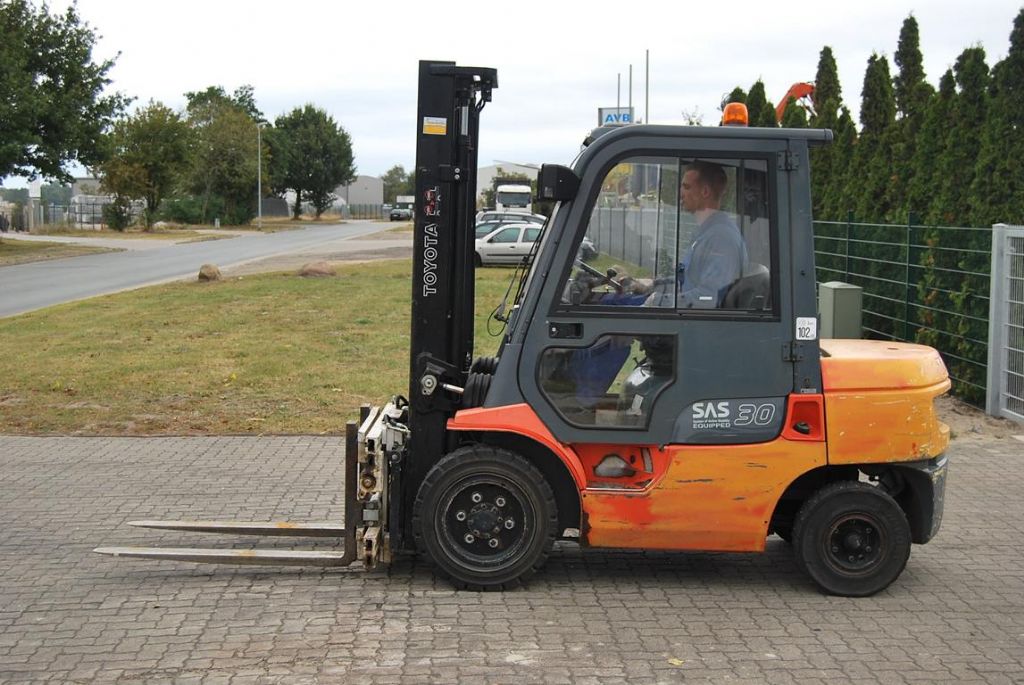 Toyota 62-7FDF30 Dieselstapler www.hinrichs-forklifts.com