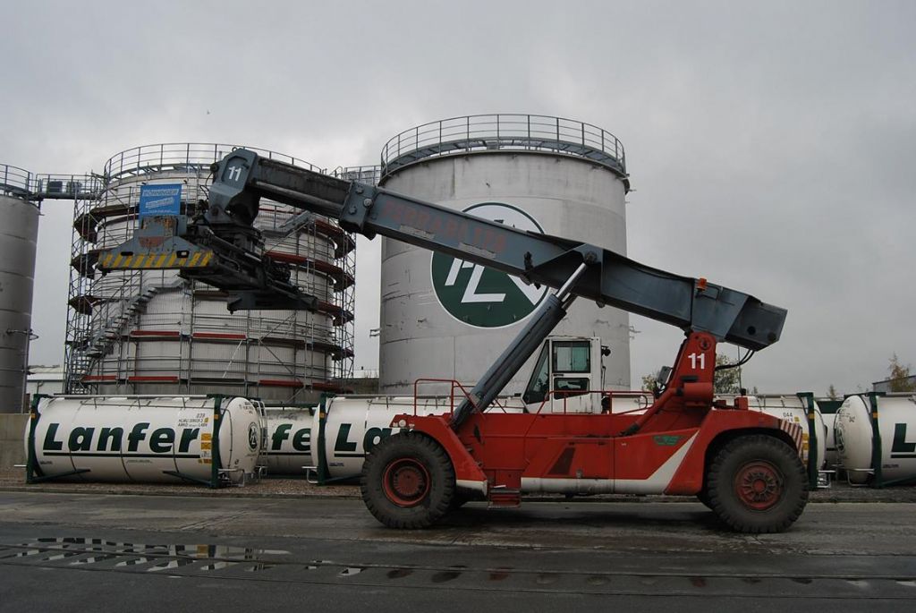 CVS Ferrari F178 Vollcontainer Reachstacker www.hinrichs-forklifts.com