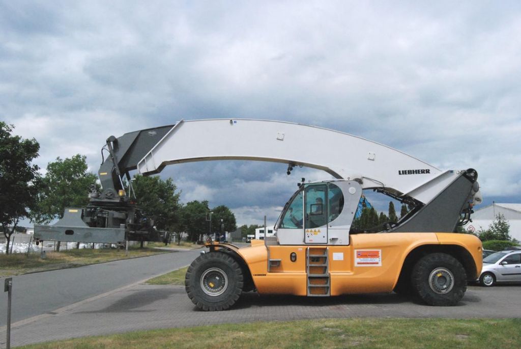 Reach-Stacker porte-conteneur plein-Liebherr-LRS645