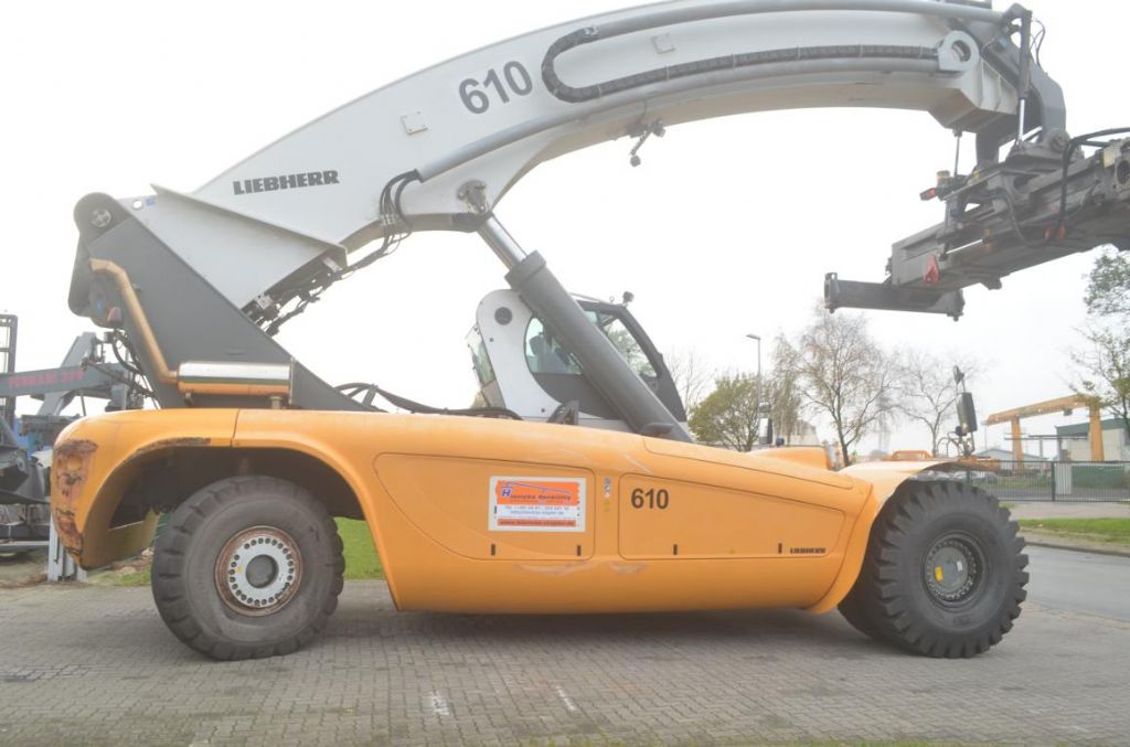 Liebherr LRS645 Full-container reach stacker www.hinrichs-forklifts.com