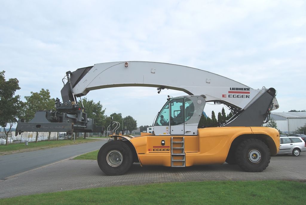 Reach-Stacker porte-conteneur plein-Liebherr-LRS645