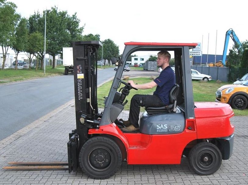 Toyota FDJF35-02 Dieselstapler www.hinrichs-forklifts.com