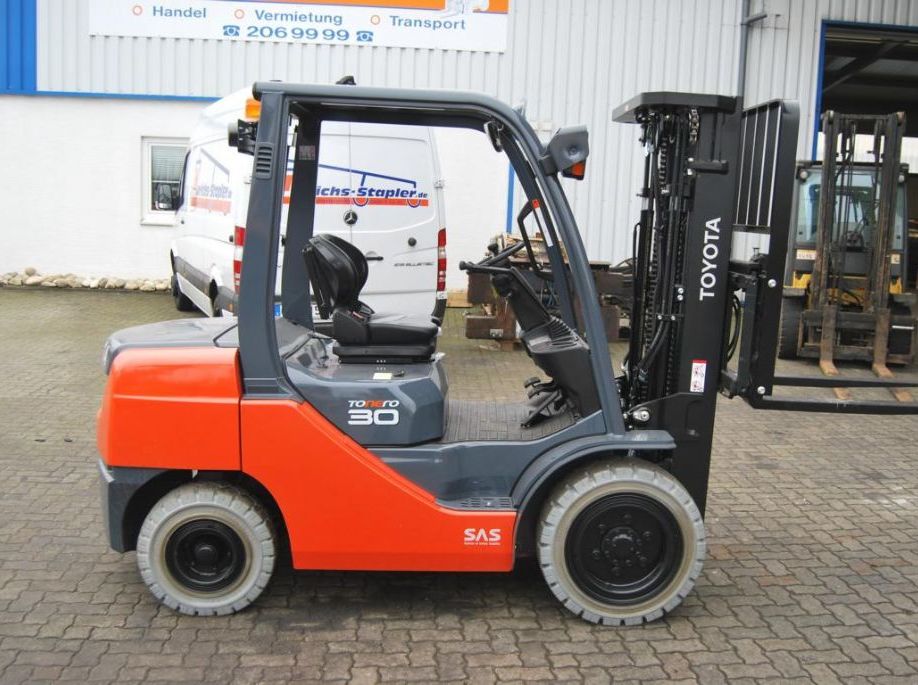 Toyota 02-8FDF30 Dieselstapler www.hinrichs-forklifts.com