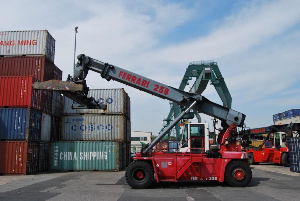 Empty Container Reachstacker-CVS Ferrari-F258.6