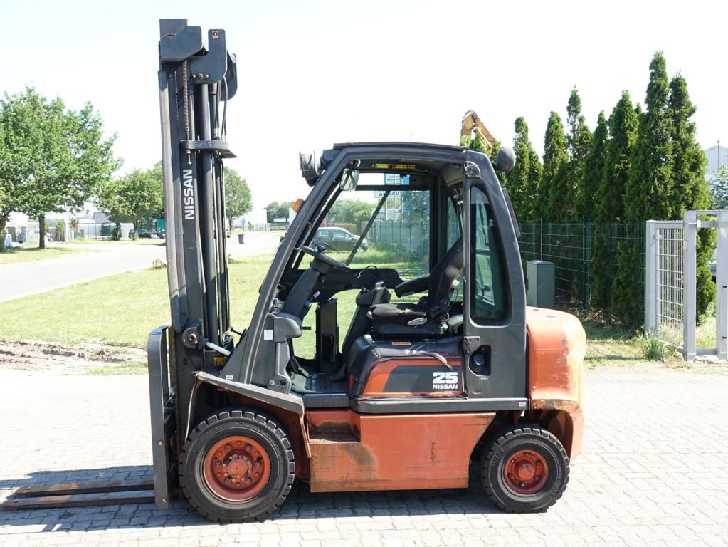 Nissan FG02A25Q Dieselstapler www.hinrichs-forklifts.com