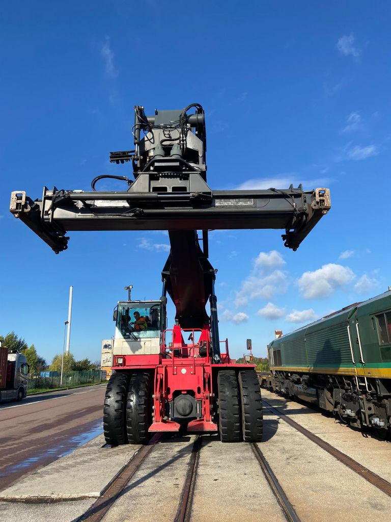 Reach-Stacker portacontenedores lleno-CVS Ferrari-F479S