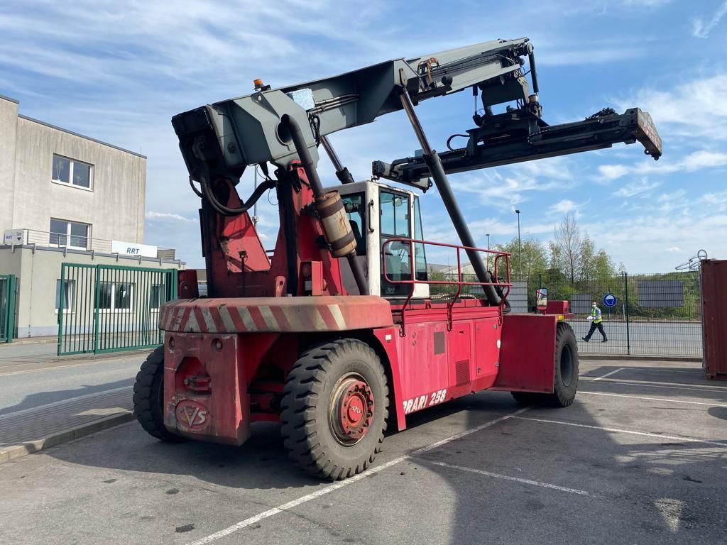 CVS Ferrari F258.6 Leercontainer Reachstacker www.hinrichs-forklifts.com