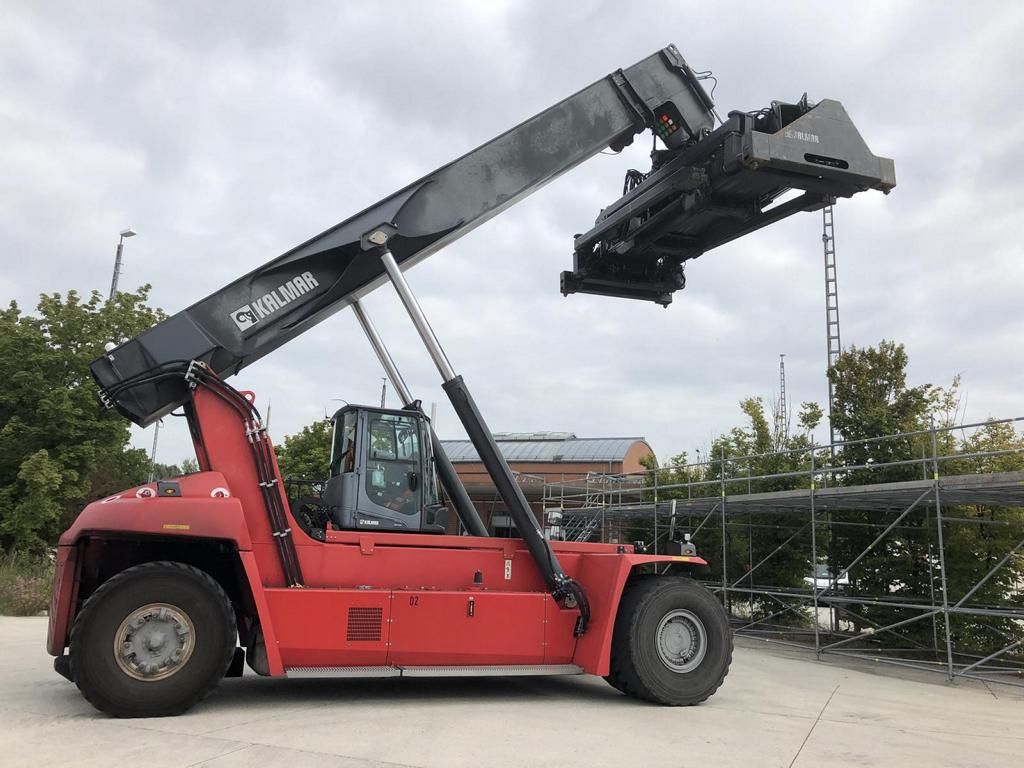 Kalmar-DRG450-60C5-Reach-Stacker pour container plein