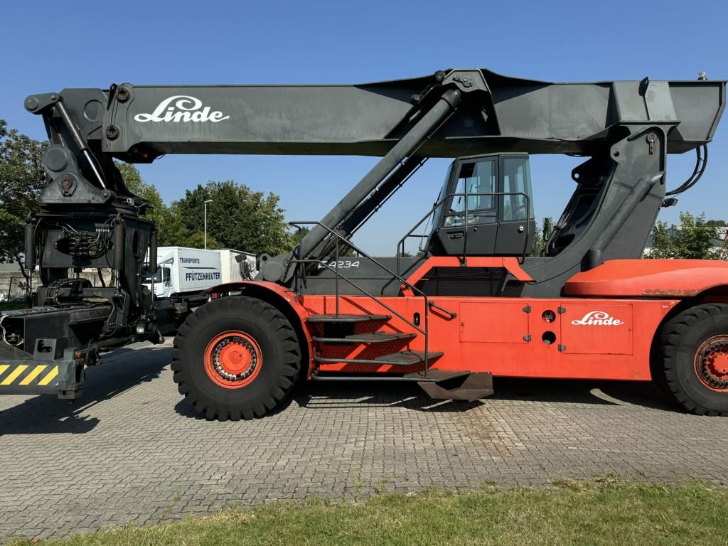 Linde C4234TL Reach-Stacker pour container plein www.hinrichs-forklifts.com