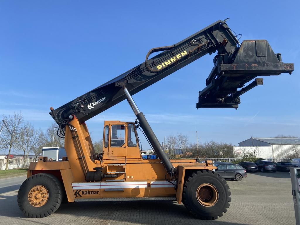 Kalmar-DC4560RC4-Reach-Stacker pour container plein